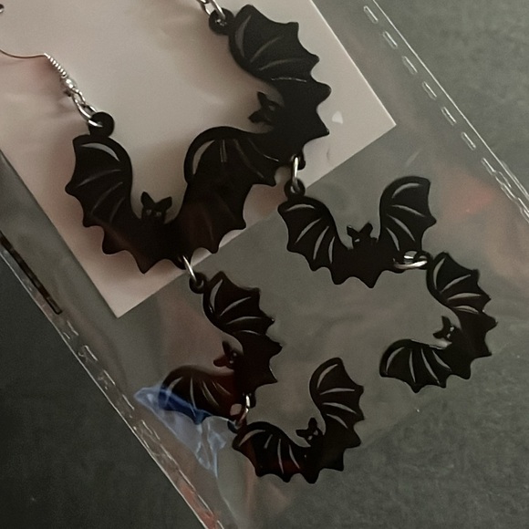 NWT Bat 🦇 earrings that dangles 3 large on top & smaller on the bottom, gothic - Picture 2 of 2